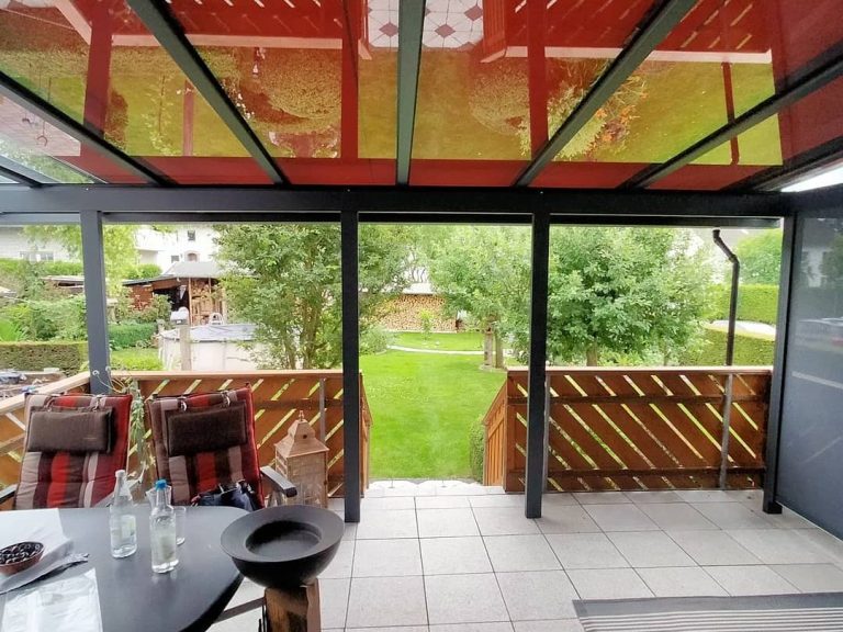 Moderne Terrassenüberdachung in Anthrazit, mit LEWENS Seitenschutz als Senkrechtmarkise und Aufglasmarkise als Schutz vor der Sonne