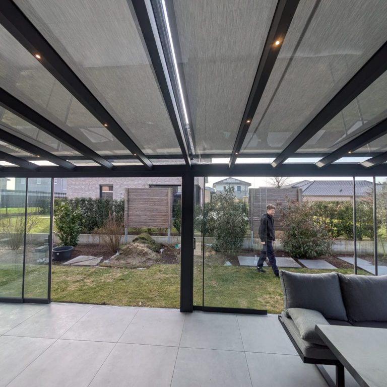 Kaltwintergarten mit Anthrazit Beleuchtung und Aufglasmarkise