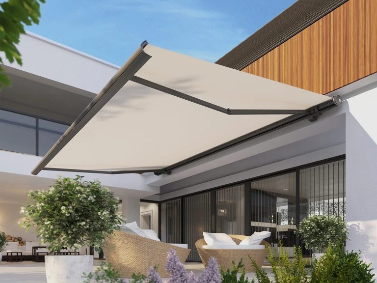 Vollkassette Gelenkarmmarkise mit hellen Stoff als Sonnenschutz 